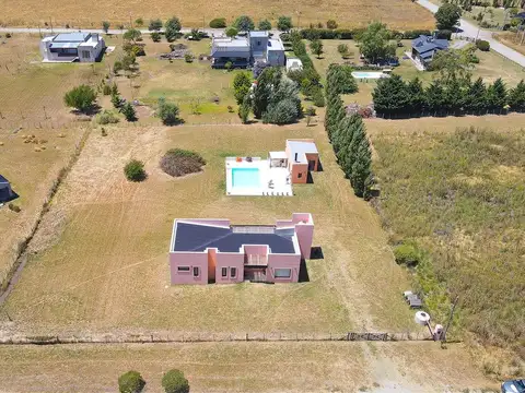 MODERNA CASA EN VALLE SERENO. PILETA Y QUINCHO