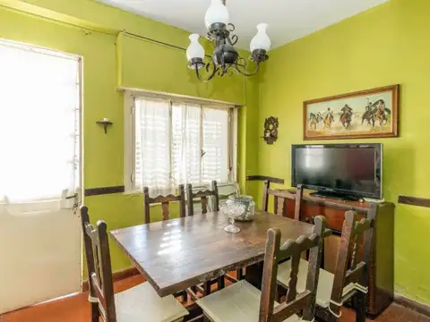 Casa 6 ambientes con 2 baños