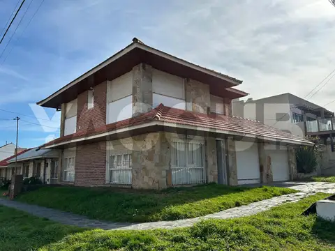 Casa en alquiler temporario - 4 Dormitorios 2 Baños - Mar del Plata