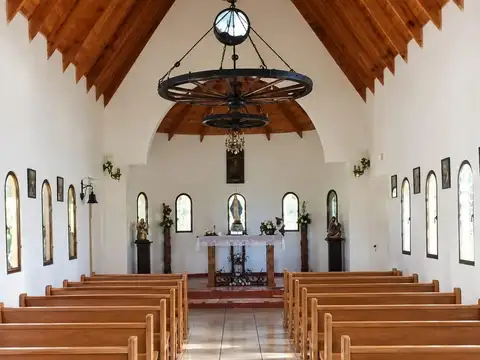 Campo en Venta 15 Has Casa 8 Dormitorios en Pergamino con Capilla