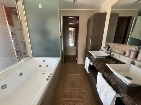 Casa 5 dormitorios en zona norte