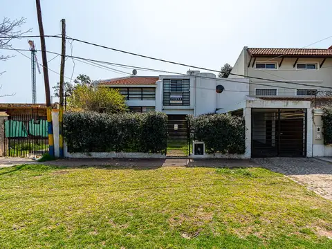 Venta casa 3 dormitorios y 3 cocheras en Fisherton.