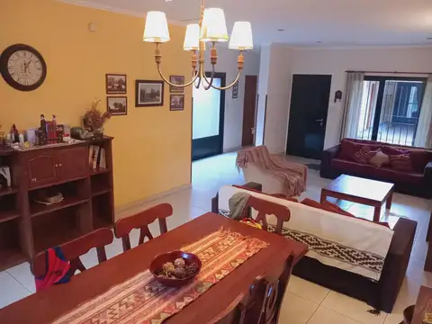 Casa amplia de 2 habitaciones con local y pileta.