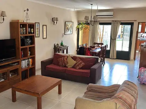 Casa amplia calle 28   e / 16 y 17 100