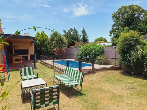 Casa 4 ambientes con 2 baños