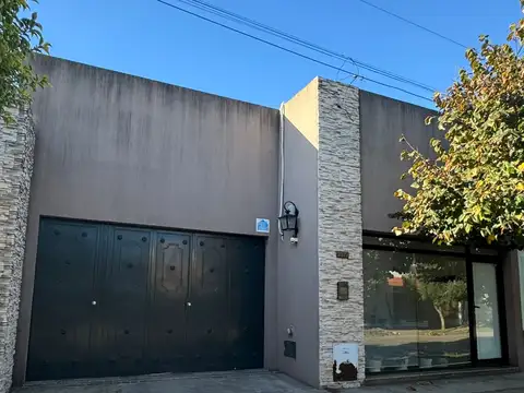 Casa amplia de 2 habitaciones con local y pileta.