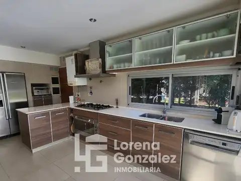 Casa 5 ambientes con 4 baños