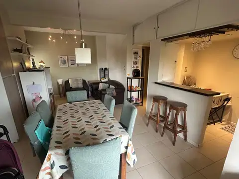Excelente Departamento de 3 ambientes al frente con balcón, dos baños, muy luminoso.