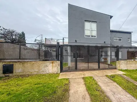 Moderna casa de 3 ambientes con 2 baños, 150 m² cubiertos y amplio parque – Faro Norte