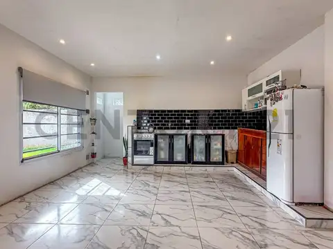 Moderna casa de 3 ambientes con 2 baños, 150 m² cubiertos y amplio parque – Faro Norte