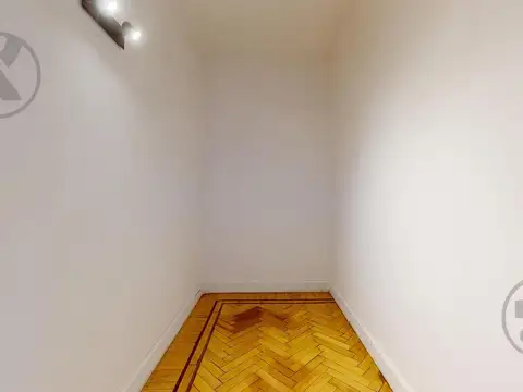 Oficina 8 ambientes con 2 baños