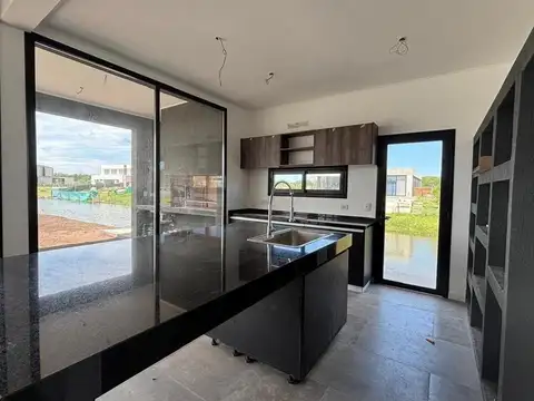 Casa 4 ambientes con 3 baños