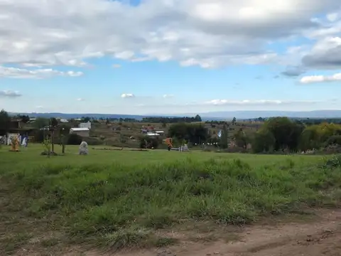 SE VENDE TERRENO DE 600 m2 EN VILLA YACANTO C/SERV