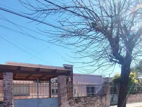 CASA DE 3 DORMITORIOS Y PISCINA EN GUADALUPE OESTE