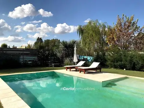 HERMOSA CASA - BARRIO LAS PALMAS - 3 DORM. LOTE DE 1000M2. PILETA C/SOLARIUM - LOBOS 