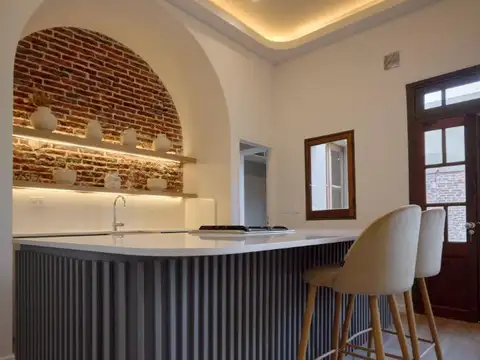 Casa de 4 dormitorios con cochera, quincho, jardín y pileta