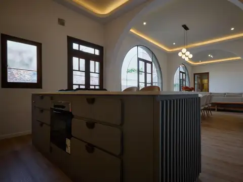 Casa de 4 dormitorios con cochera, quincho, jardín y pileta