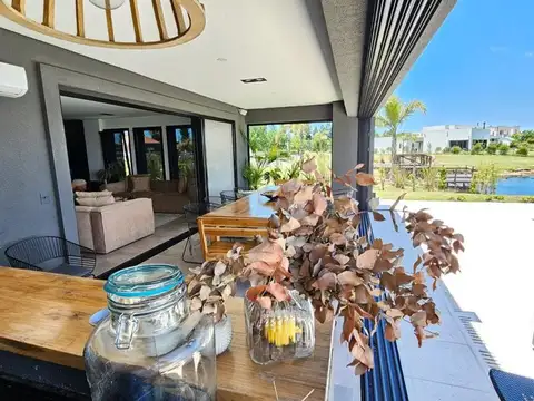 Casa 7 ambientes con 5 baños