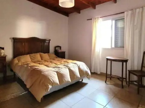 Casa 7 ambientes con 2 baños