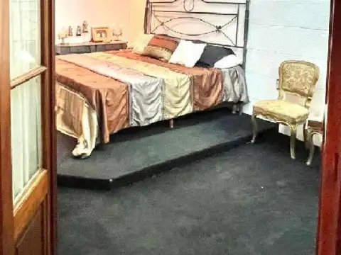 Importante casa en 2 plantas con garage patio y terraza con quincho