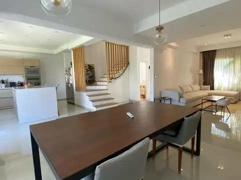 Casa en Alquiler con cochera