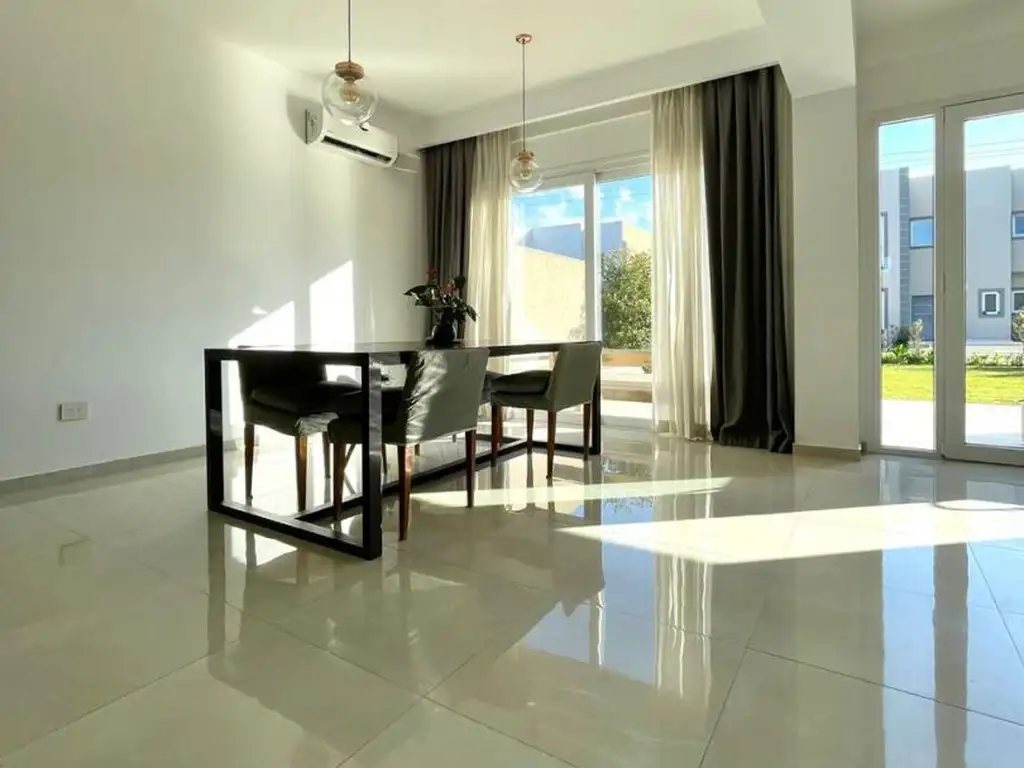 Casa en Alquiler en Buenos Aires Village