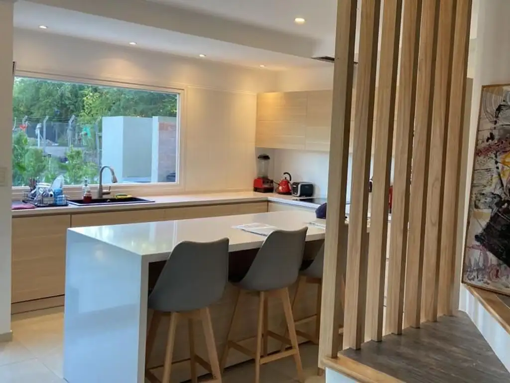 Casa - 200  m² Cubierta | 3 dormitorios | 3 años | 3 baños | 4 ambientes | 2 cocheras