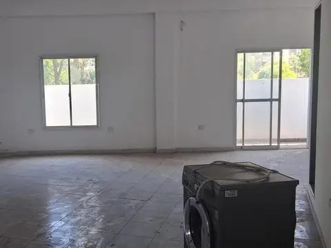 Unanue y Larreta "excelentes locales + oficina y galpon 800