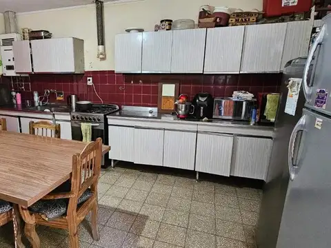 VENTA CASA DE 2 DORMITORIOS, COCHERA Y GRAN PATIO