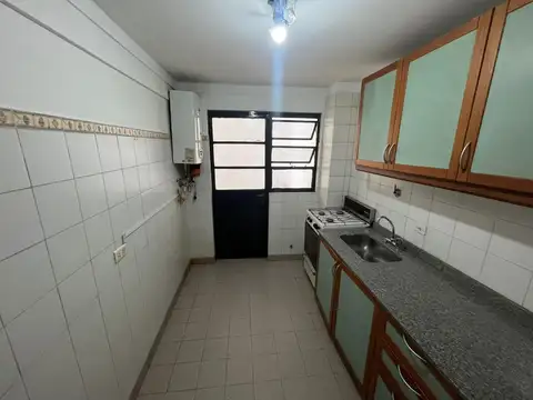 EXCELENTE DEPARTAMENTO 2 AMBIENTES CON PATIO CONTRAFRENTE 