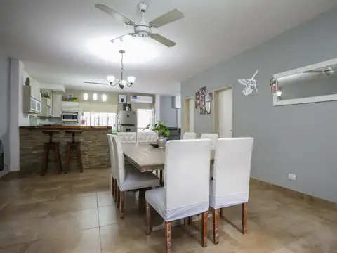 Casa 4 ambientes con 2 baños