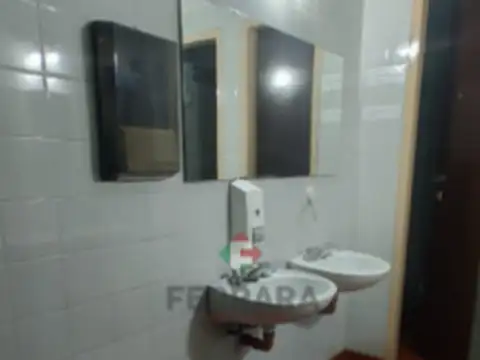 «Luminosa Oficina en Venta en Galería Austral – Ideal Inversión»