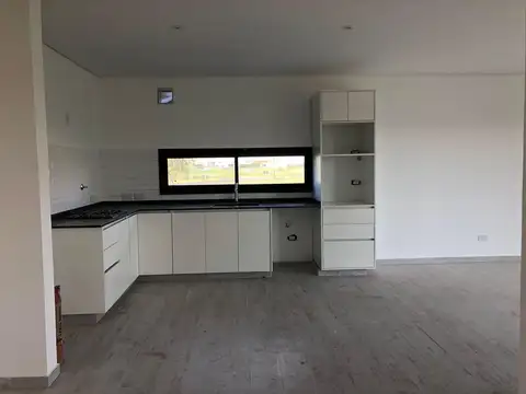 Casa 8 ambientes con 3 baños