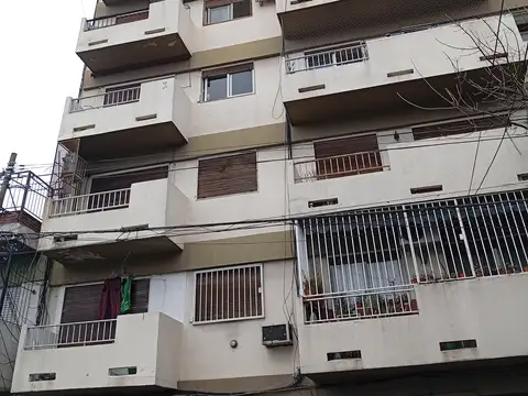 Monoambiente divisible al frente. Posbilidad de 2 amb con balcón.