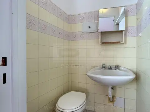 Oficina 8 ambientes con 2 baños