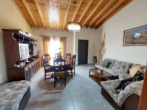 Casa 4 ambientes con 2 baños