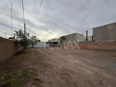 ALQUILER Galpon 200 m2 con 2 oficinas y recepcion.