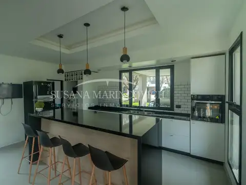 Casa en Venta con 3 cocheras