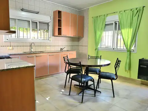 Casa en venta en City Bell con patio y cochera