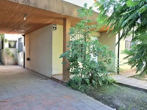 Casa en venta en City Bell con patio y cochera