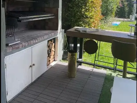 Casa en Alquiler con 2 cocheras