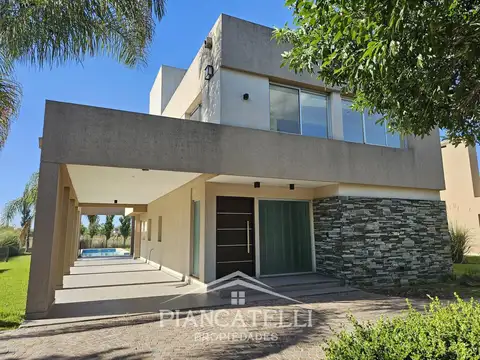 Casa en Venta con 3 cocheras