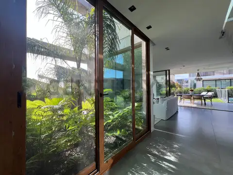 Casa 7 ambientes con 4 baños