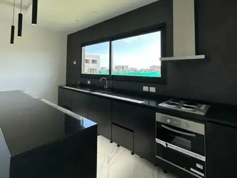 Casa en Alquiler con 3 cocheras