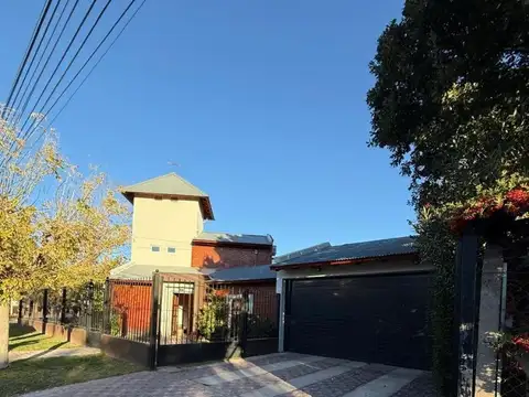 Casa en Venta con 2 cocheras