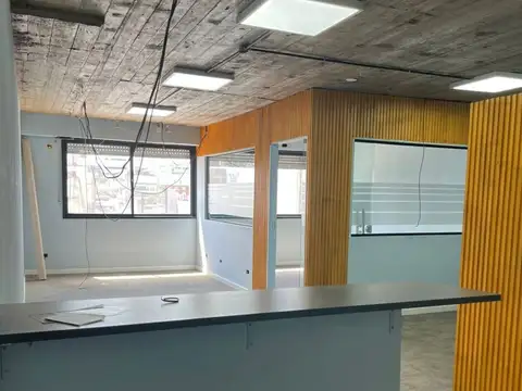 Monserrat, Alquiler oficina con cocina y baño privado.