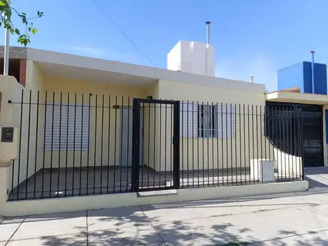 VENTA DE CASA CON PILETA EN GUAYMALLÉN 