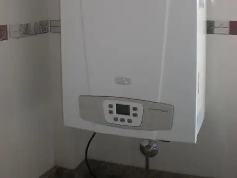 1 ambiente con balcón al frente
