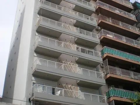 1 ambiente con balcón al frente