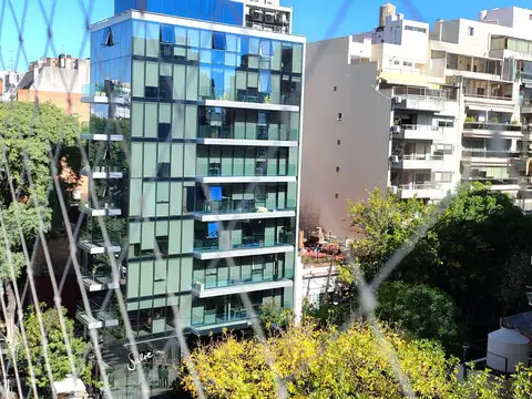 Impecable, alquiler 4 ambientes con cochera fija, suite, 2 baños y toilet, cocina comedor, balcón aterrazado.